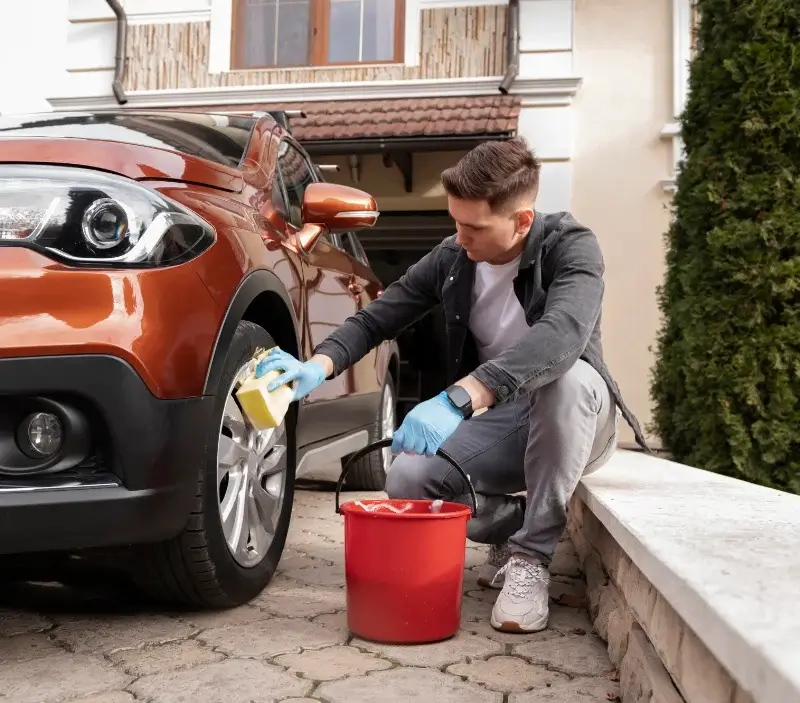 Lavage auto à domicile Fontenay-le-Fleury : professionnel intervenant sur un véhicule